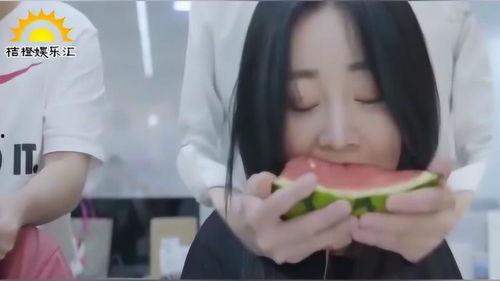 小姐姐吃瓜唱歌,小姐姐的欢乐食瓜时光